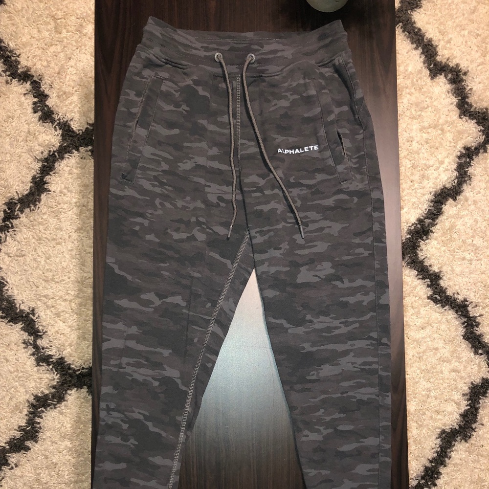 Alphalete cammo joggers. Sm